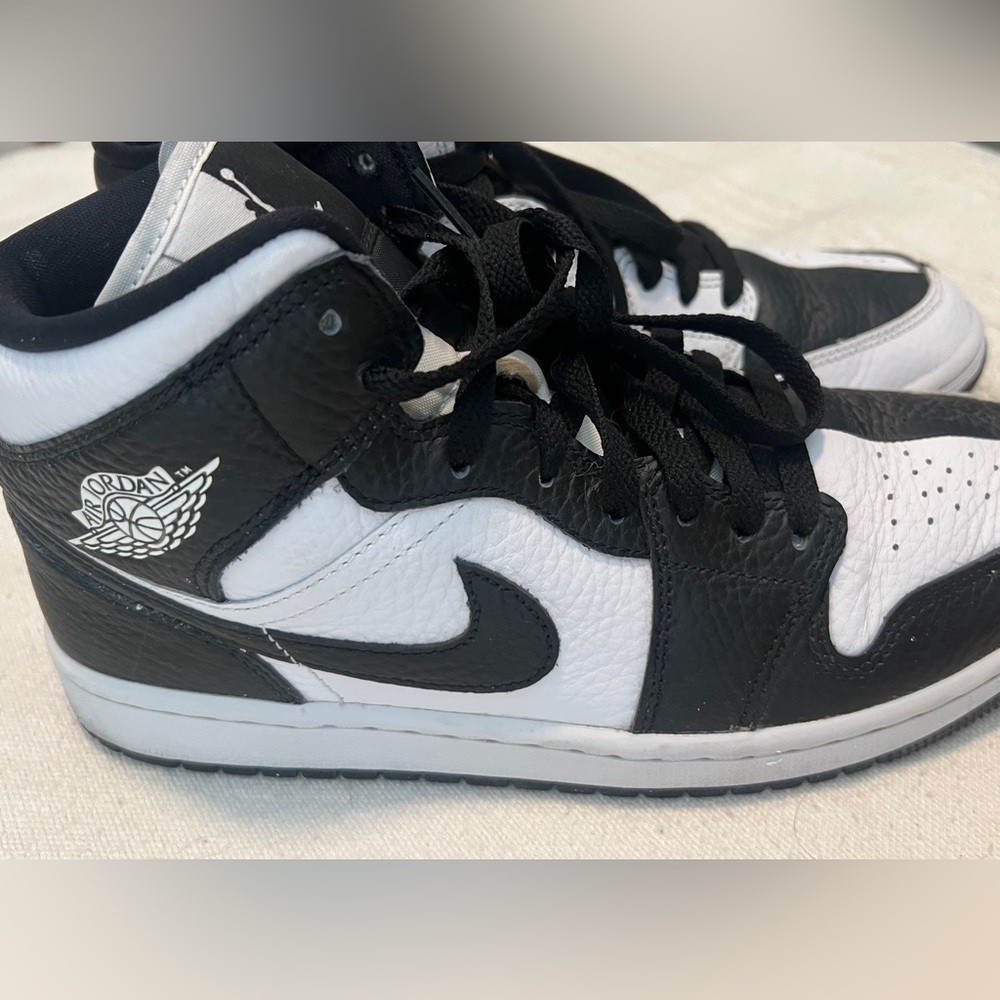 ⚫️Gently Used Nike Black + White Air Jordan 1 ⚪️